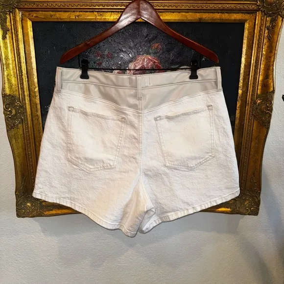 Abercrombie &amp; Fitch Ivory High Rise The Dad Shorts with Faux Leather Accents 34