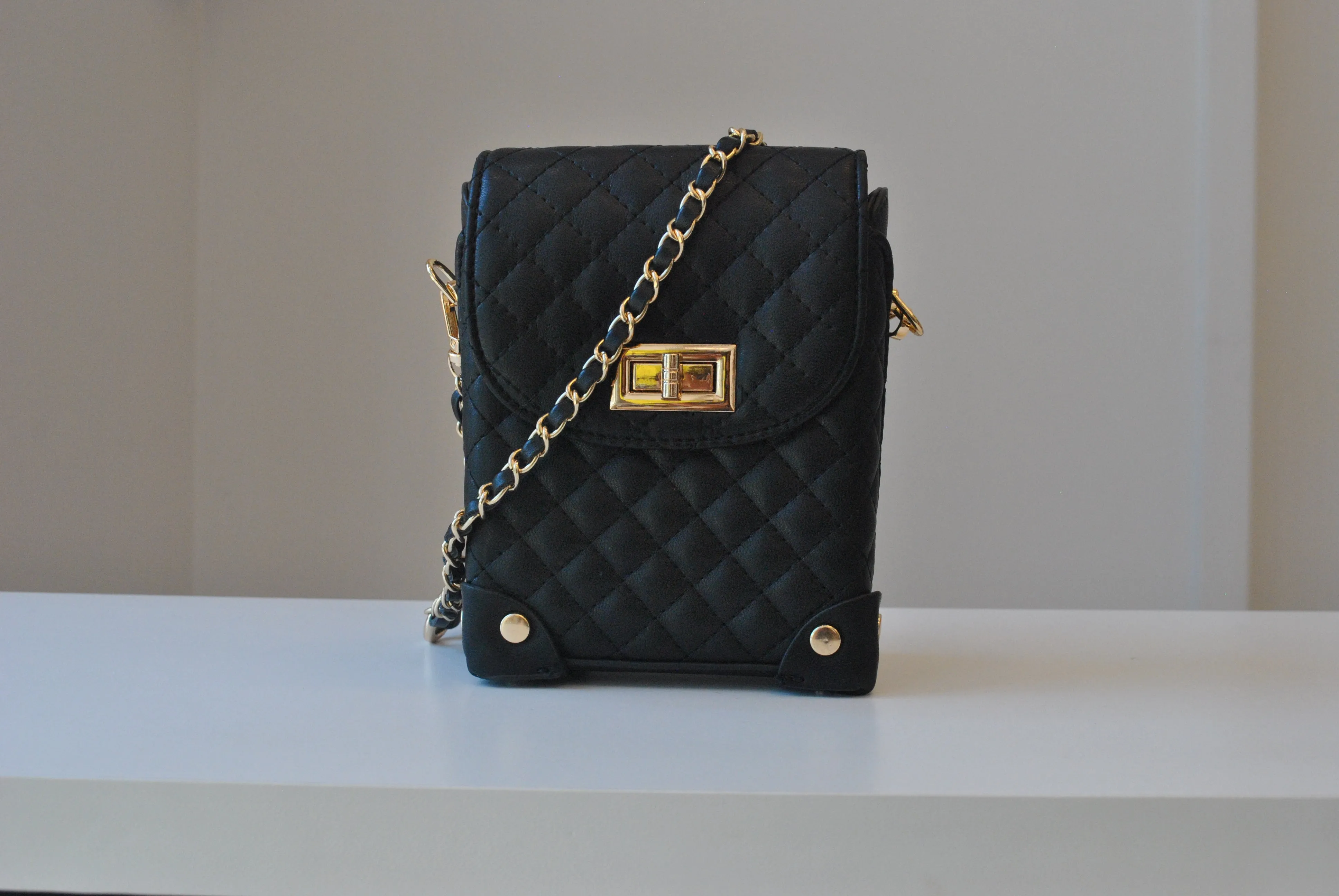 BLACK MINI CROSSBODY BAG WITH GOLD CHAIN