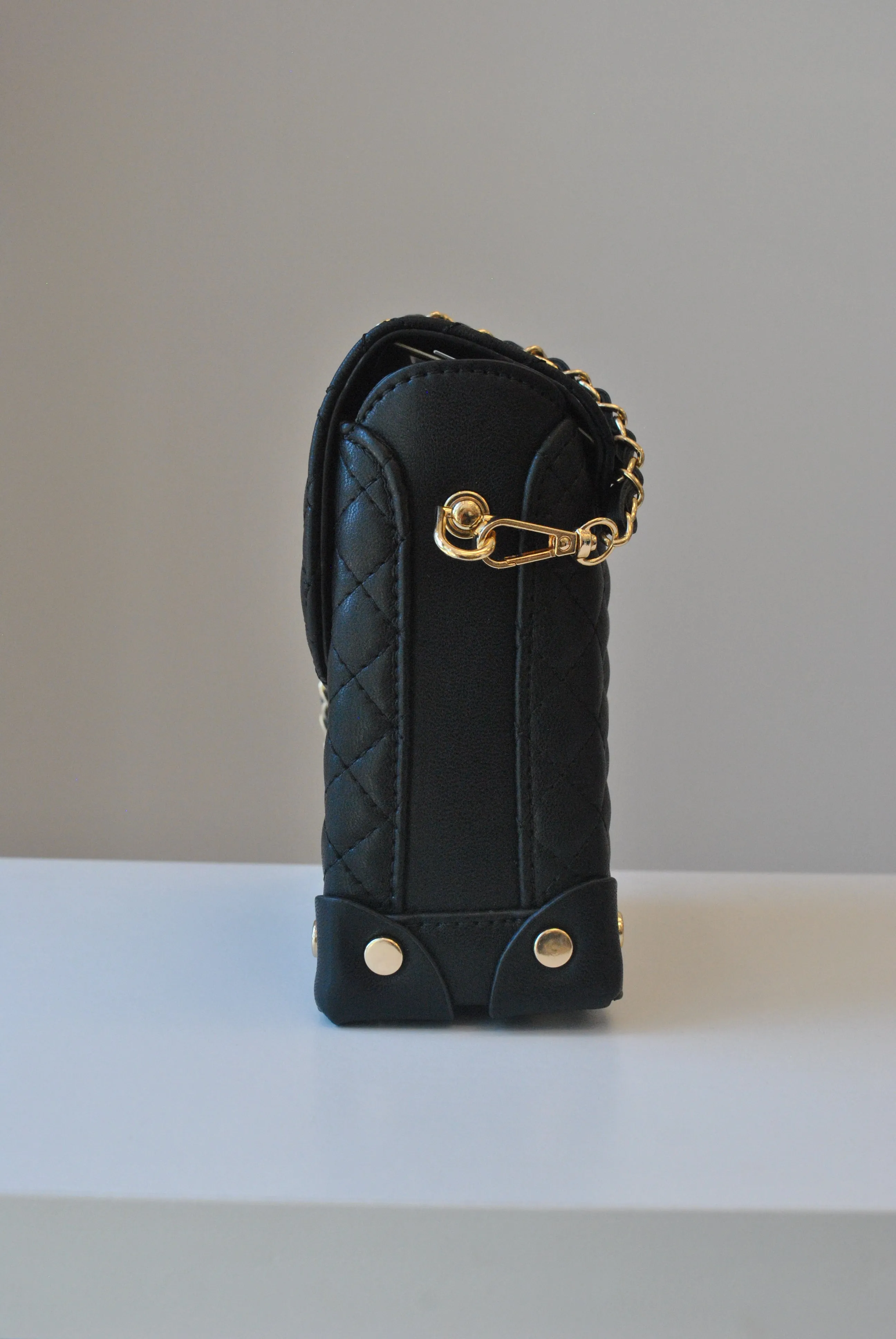 BLACK MINI CROSSBODY BAG WITH GOLD CHAIN