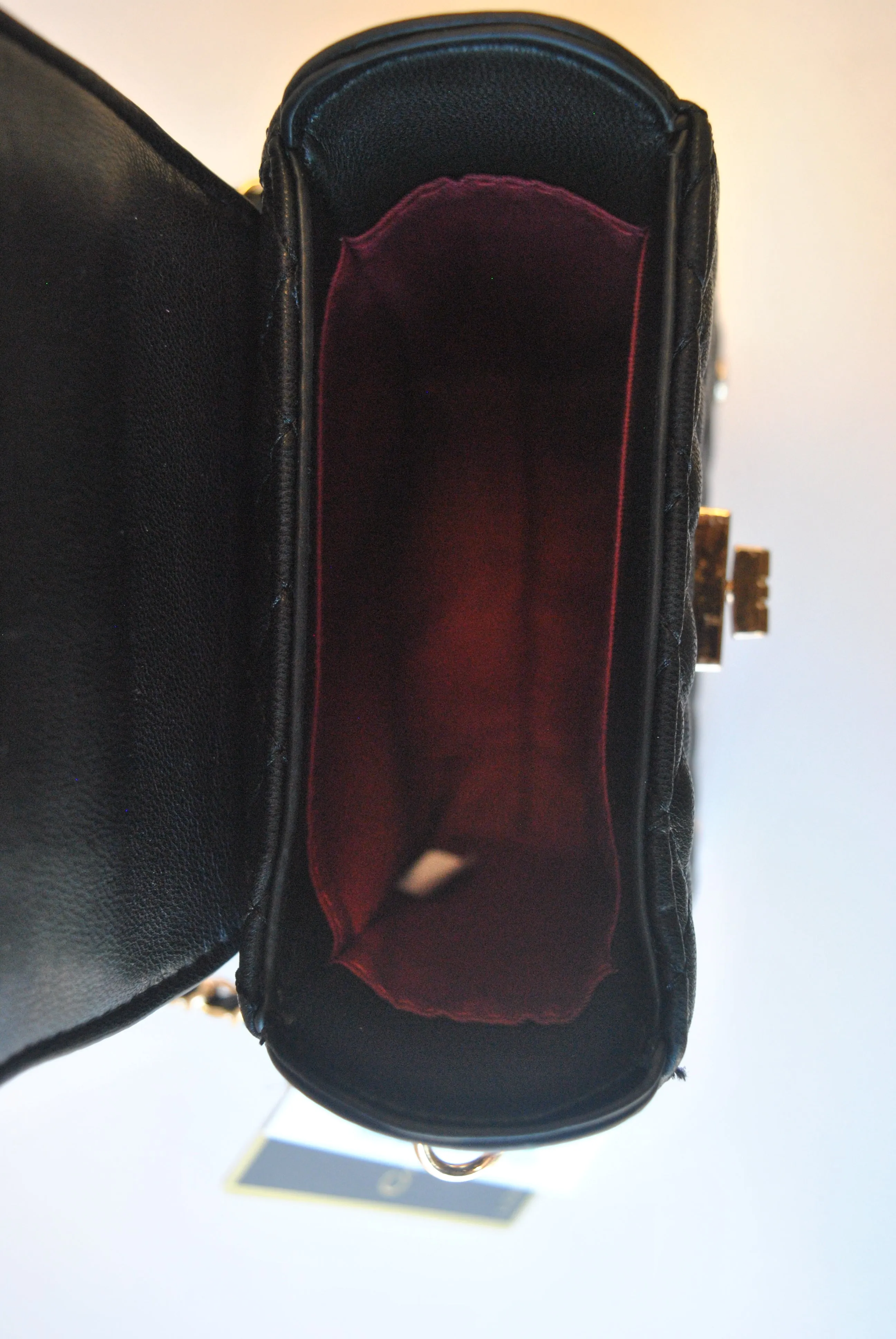 BLACK MINI CROSSBODY BAG WITH GOLD CHAIN