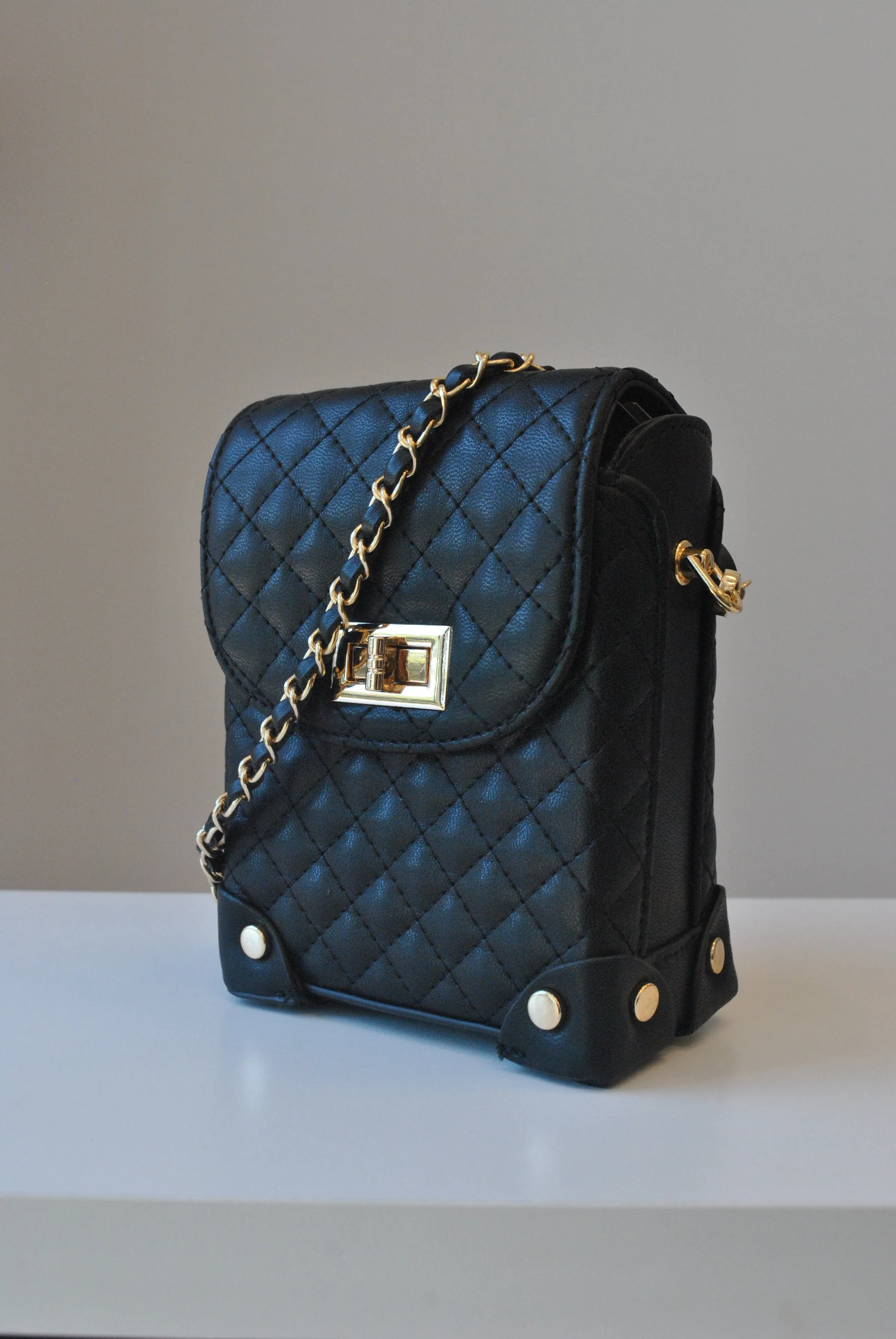 BLACK MINI CROSSBODY BAG WITH GOLD CHAIN