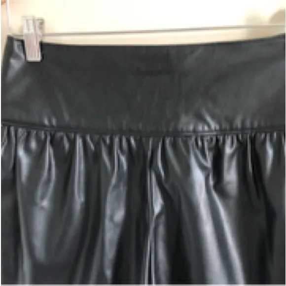 Club Monaco Laure faux leather black pleated shorts size 0