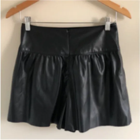 Club Monaco Laure faux leather black pleated shorts size 0