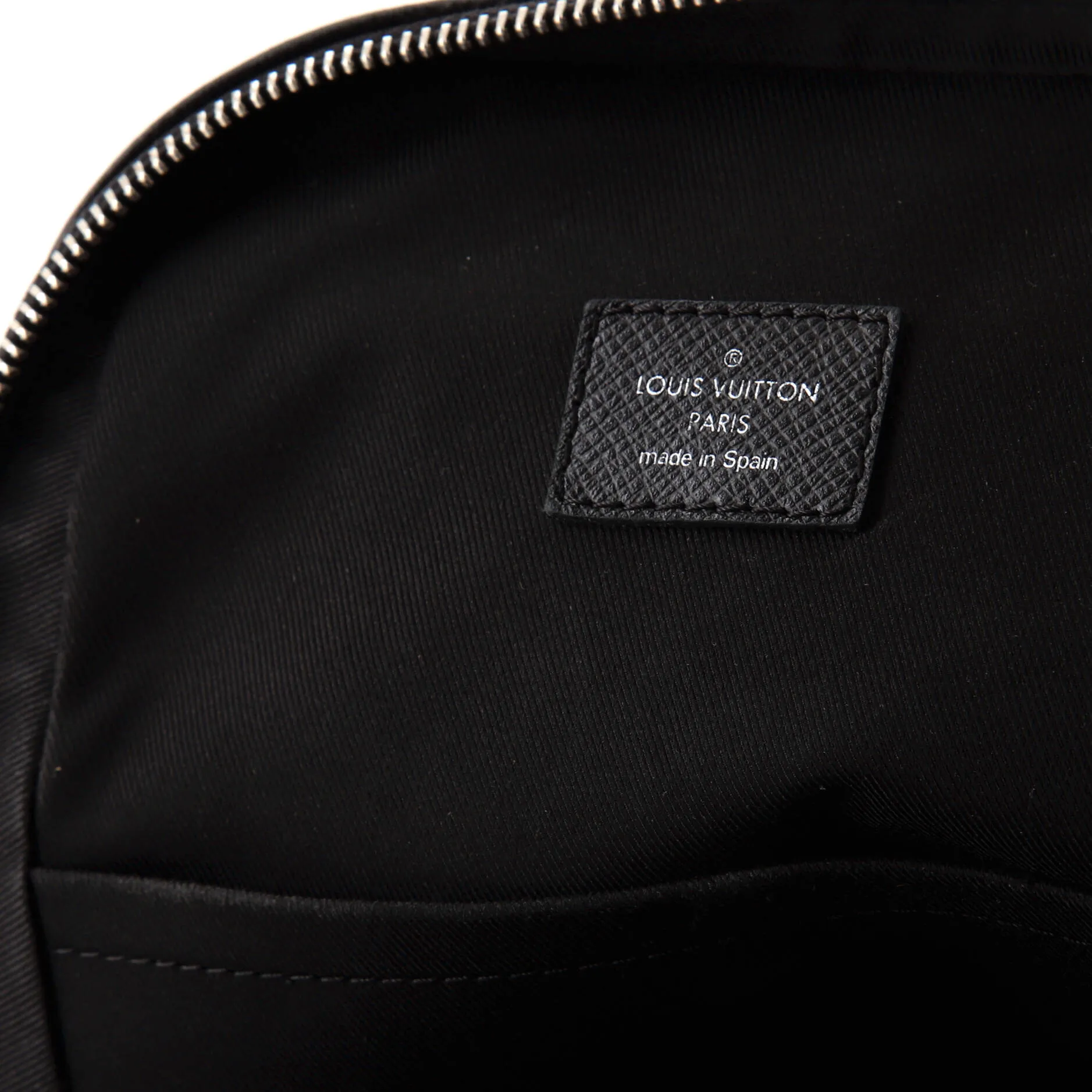 Designer Avenue Sling Bag Taiga Leather