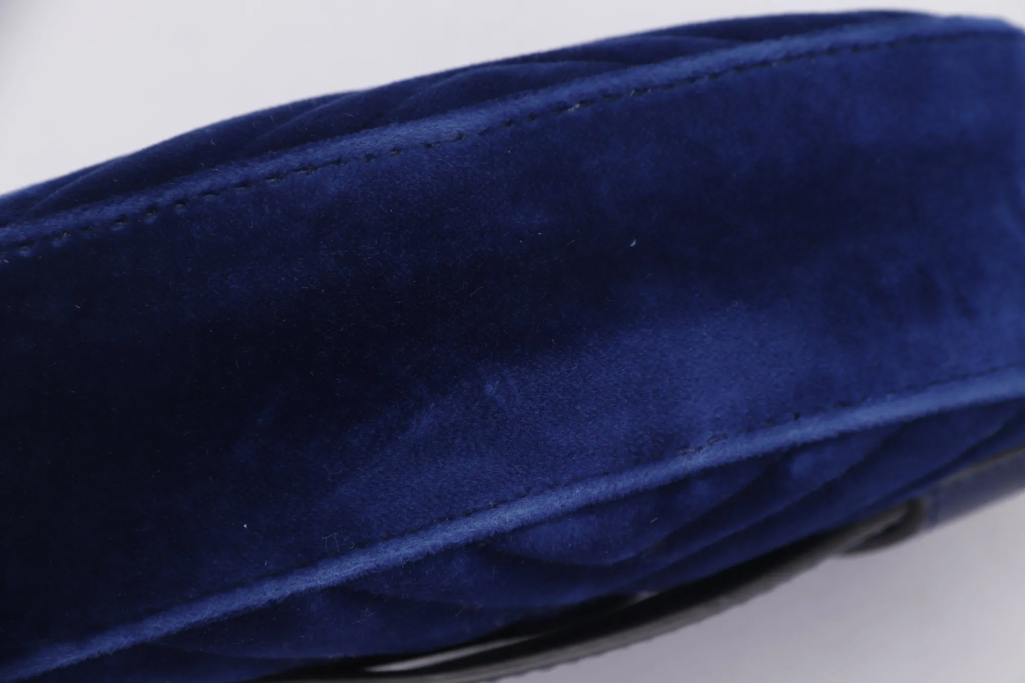 Gucci Marmont Small Size Blue Quilted Suede Leather Bod Bod Body Bag (476434 9FRDT 493075), no Dust Cover