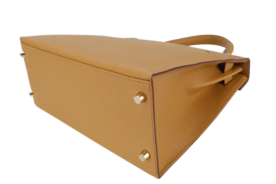 HERMES KELLY 28 SELLIER SESAME EPSOM GOLD HARDWARE STAMP Y (2020) WITH DUST COVER, LOCK, KEYS, RAINCOAT AND STRAPS