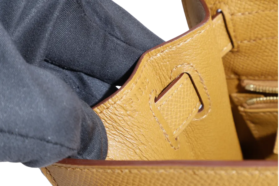 HERMES KELLY 28 SELLIER SESAME EPSOM GOLD HARDWARE STAMP Y (2020) WITH DUST COVER, LOCK, KEYS, RAINCOAT AND STRAPS