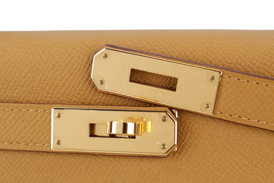 HERMES KELLY 28 SELLIER SESAME EPSOM GOLD HARDWARE STAMP Y (2020) WITH DUST COVER, LOCK, KEYS, RAINCOAT AND STRAPS