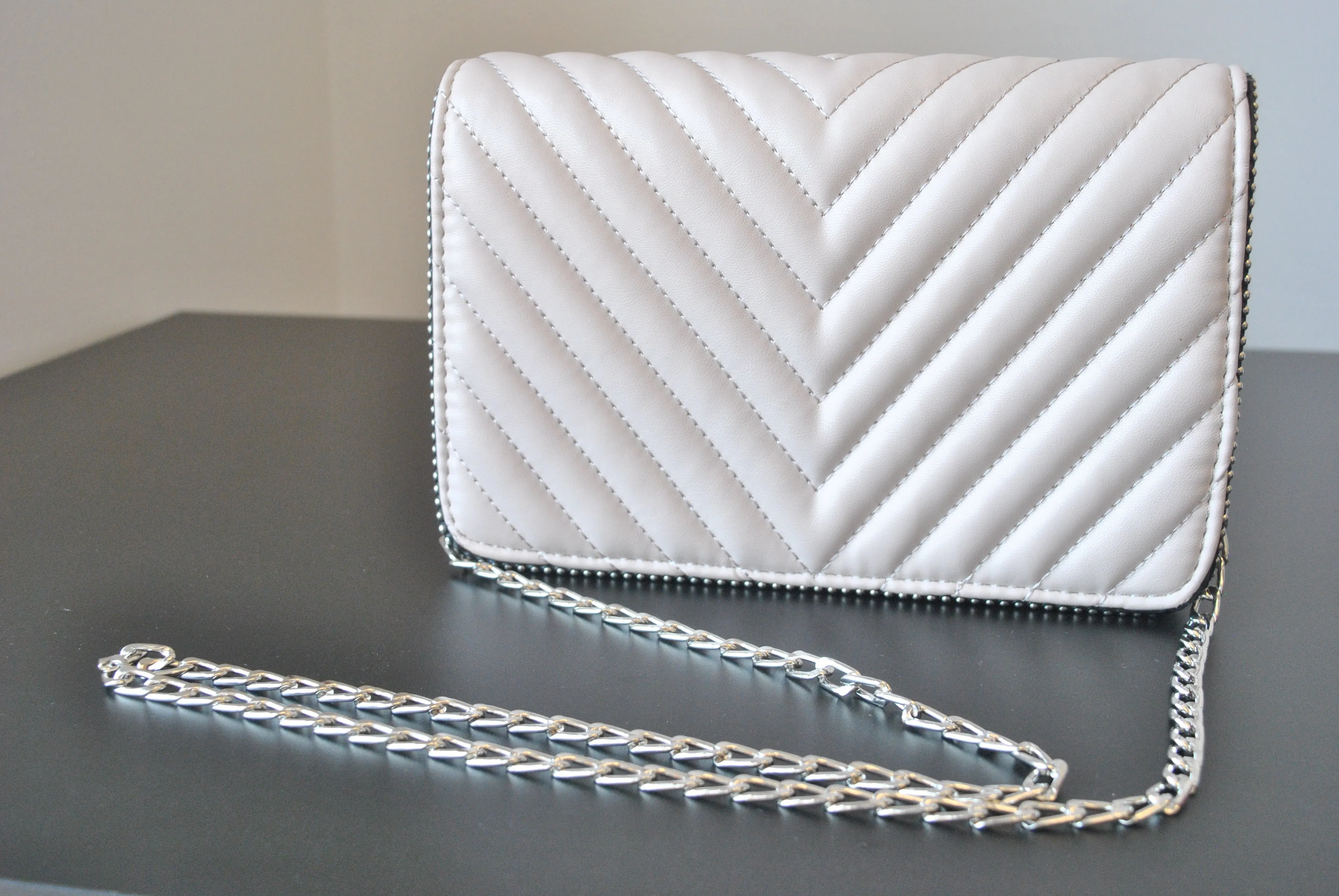 LIGHT BEIGE CROSSBODY / CLUTCH HANDBAG WITH SILVER CHAIN