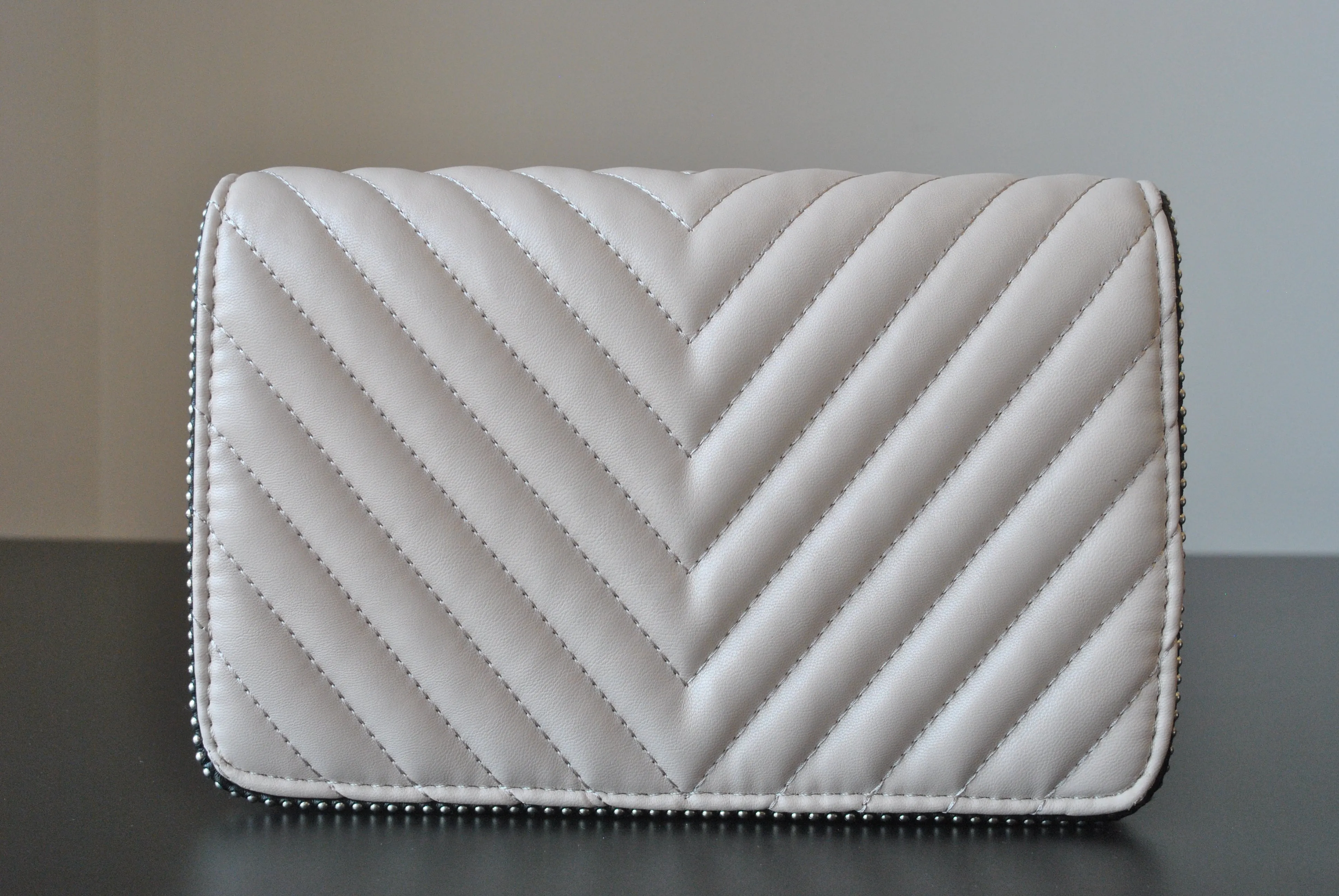 LIGHT BEIGE CROSSBODY / CLUTCH HANDBAG WITH SILVER CHAIN
