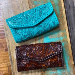 Que Chula Itzel Leather Clutch