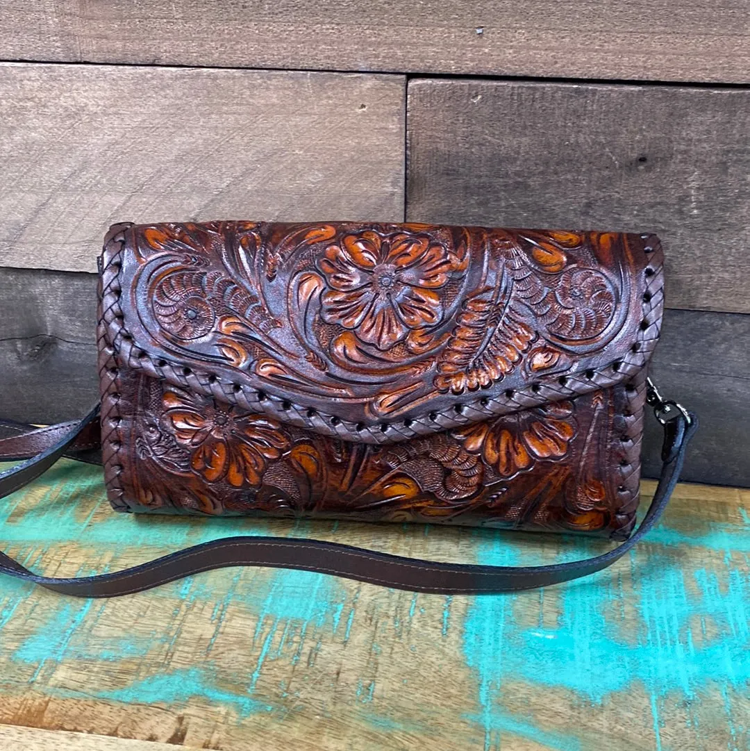 Que Chula Itzel Leather Clutch