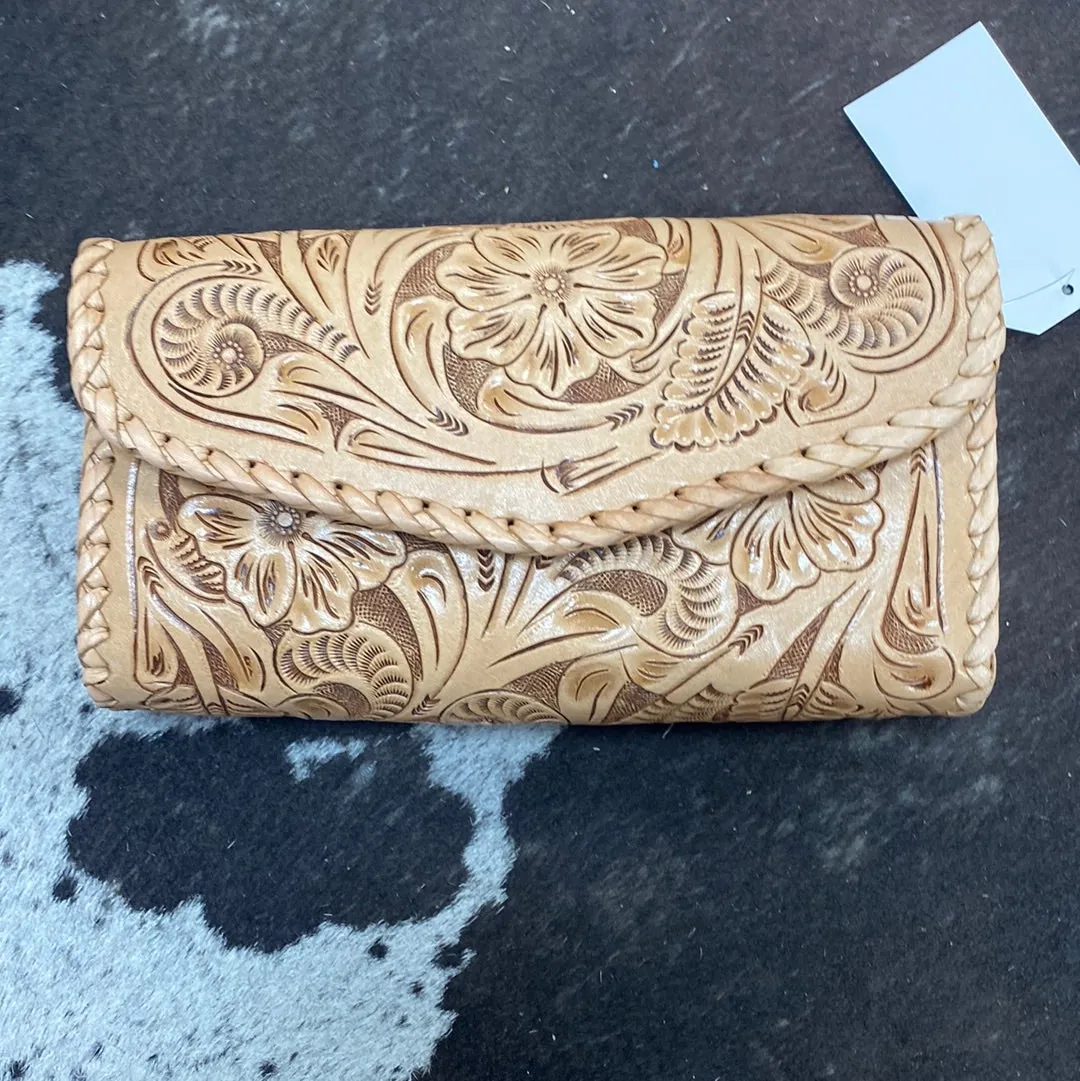 Que Chula Itzel Leather Clutch