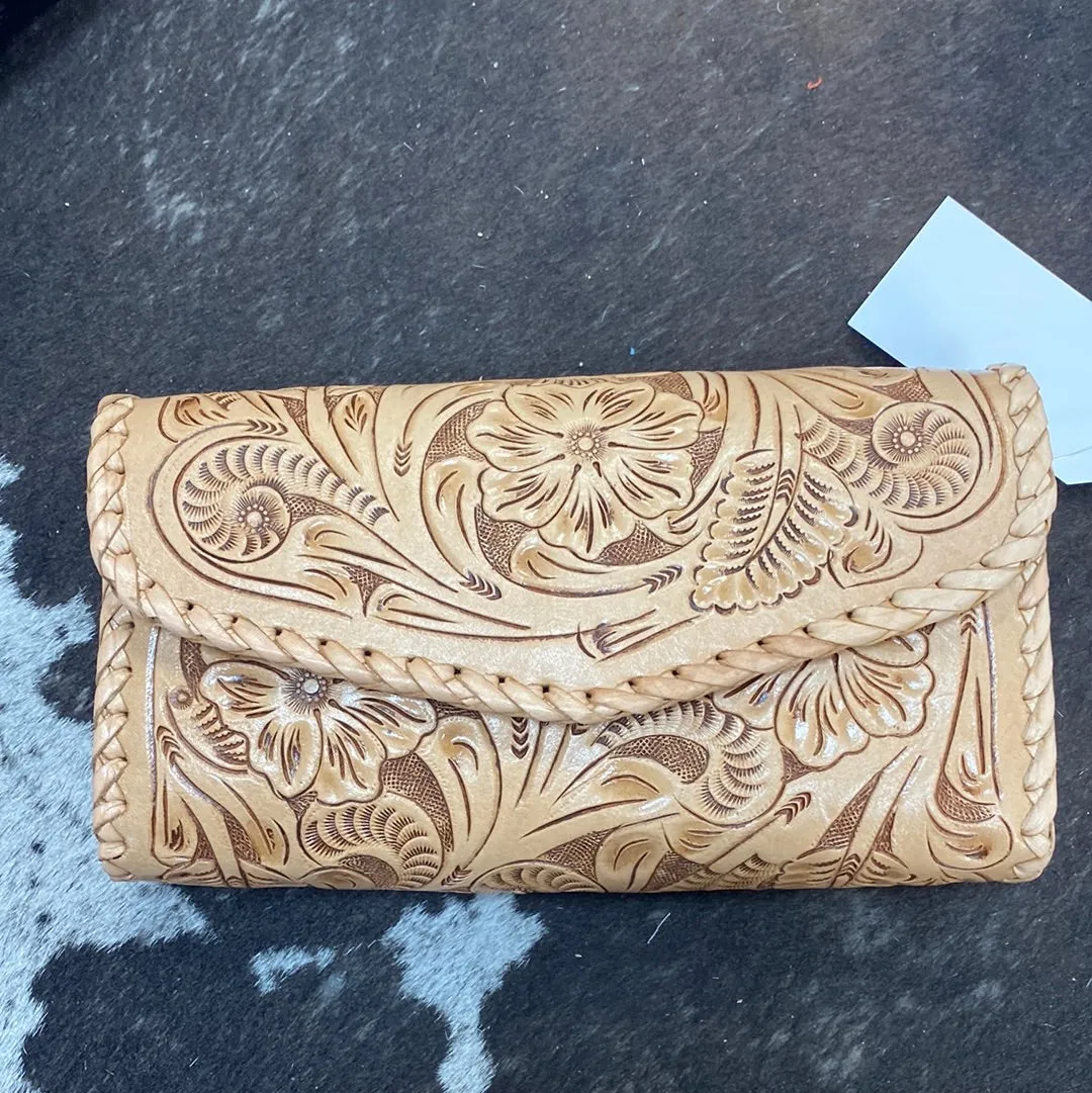 Que Chula Itzel Leather Clutch