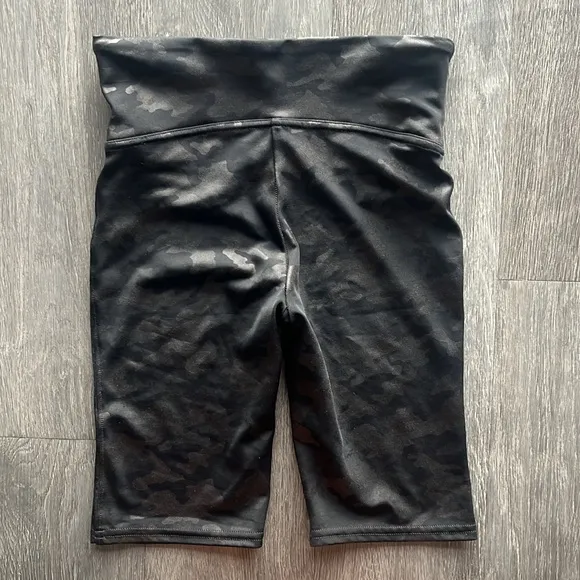 Spanx Faux Leather Biker Shorts ✧ Matte Black Camo ✧ Size S